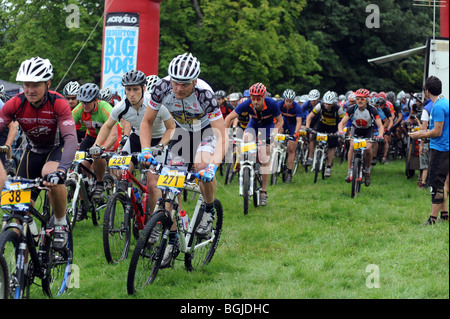 Les cavaliers participant à la Brighton Grand Chien course de vtt tour Stamner Park, Brighton Banque D'Images