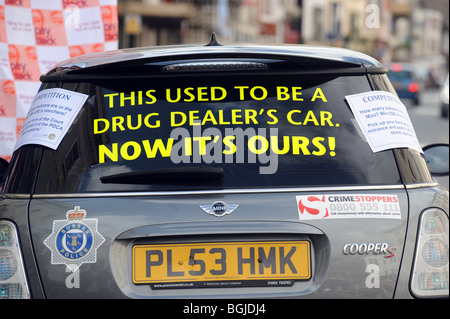 La voiture de trafiquant de drogue par sezied sur l'affichage de la police de Sussex à lewes high street Banque D'Images