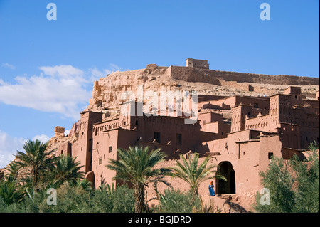 Un aperçu d'un homme en costume local, bleu et orange gandora shemagh à voûte de Ait Ben Haddou Ksar au Maroc. Banque D'Images