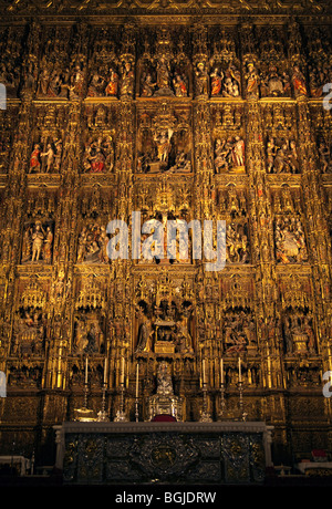 Retable sculpté et peint, Capilla Mayor, la Cathédrale de Séville, Espagne Banque D'Images