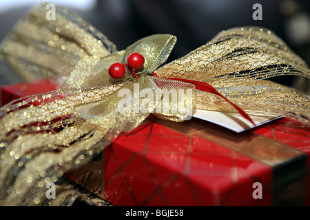 Cadeau de Noël emballés avec du ruban d'or Banque D'Images