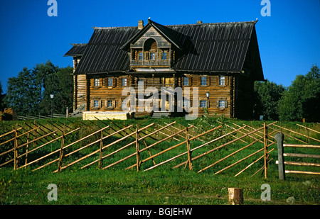Maisons en bois traditionnel russe (19e-début 20e siècle), l'île de Kizhi, Vasilevo, le lac Onega, Carélie, Russie Banque D'Images