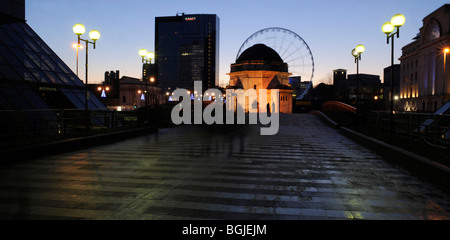 La grande roue en Centennary Square, Birmingham, qui donne le plaisir des manèges, vu avec le Temple de la mémoire, le premier plan, au crépuscule. Banque D'Images