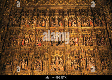 Retable sculpté et peint, Capilla Mayor, la Cathédrale de Séville, Espagne Banque D'Images