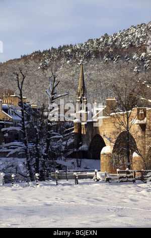 Le Royal Deeside village de Ballater, Aberdeenshire, Scotland, UK, vu dans la neige en hiver Banque D'Images