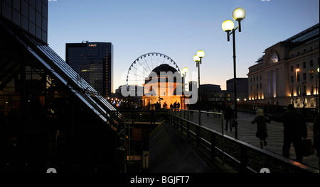 La grande roue en Centennary Square, Birmingham, qui donne le plaisir des manèges, vu avec le Temple de la mémoire, le premier plan, au crépuscule. Banque D'Images