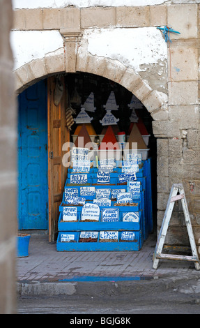 Un étal d'épices à l'ancienne médina d'essaouira maroc Banque D'Images