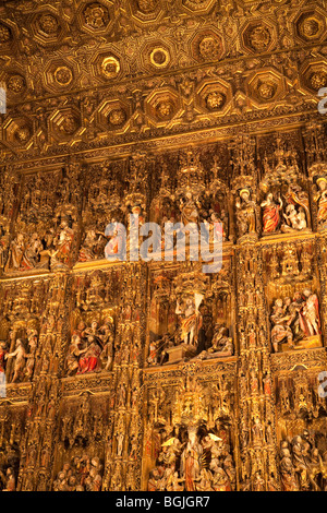 Retable sculpté et peint, Capilla Mayor, la Cathédrale de Séville, Espagne Banque D'Images