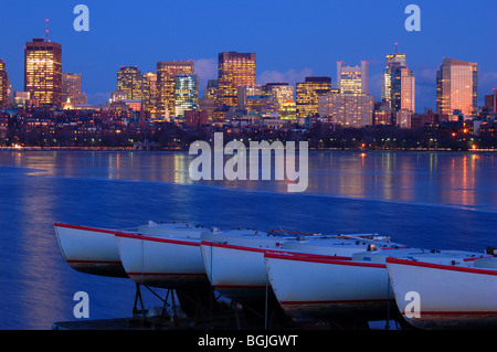 Lumières de Boston se reflétant dans la rivière Charles Banque D'Images