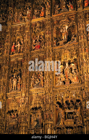 Retable sculpté et peint, Capilla Mayor, la Cathédrale de Séville, Espagne Banque D'Images