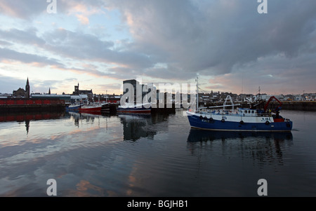 Les chalutiers de pêche de la mer du Nord Port d'attache à Fraserburgh, Aberdeenshire, Scotland, UK, au coucher du soleil Banque D'Images