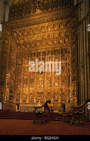 Retable sculpté et peint, Capilla Mayor, la Cathédrale de Séville, Espagne Banque D'Images