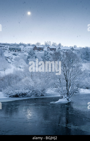 Kelso l'Ecosse en hiver neige - neige lourdes avec bien visible à travers la chute des flocons de neige et de nuage sombre rivière Tweed Banque D'Images