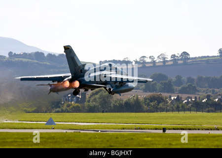 RAF Tornado F3 - 111(F) Sqn décoller avec pleine postcombustion à RAF Leuchars Airshow 2009, Fife, Scotland Banque D'Images