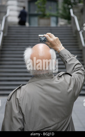 Vieil homme chauve avec patch taking photo Banque D'Images