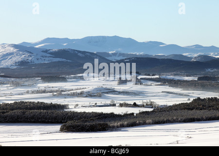 The mountain of Lochnagar seen from Queen's View near Tarland, Aberdeenshire, Scotland, UK, seen covered in snow during winter Banque D'Images
