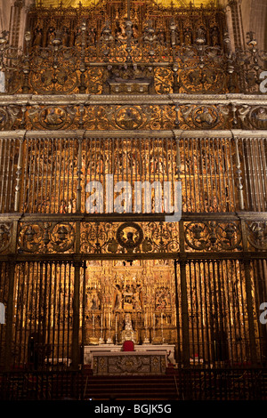 Retable sculpté et peint, Capilla Mayor, la Cathédrale de Séville, Espagne Banque D'Images