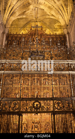 Retable sculpté et peint, Capilla Mayor, la Cathédrale de Séville, Espagne Banque D'Images