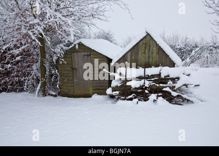 Abris de jardin en bois recouvert de neige, Hampshire, Angleterre. Banque D'Images