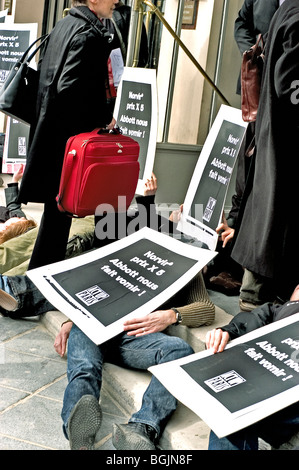 Paris, France - des militants de groupe contre le sida d'Act Up-Paris bloquent l'entrée, protestent contre Pharmaceutical Corporation, Abbott, Die-In Outside, ACT UP Aids protestations Banque D'Images