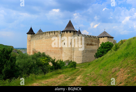 Les murs et les tours de la forteresse de Khotin (1325-1460), château médiéval, Podolie, Chernivtsi oblast (province), Ukraine Banque D'Images