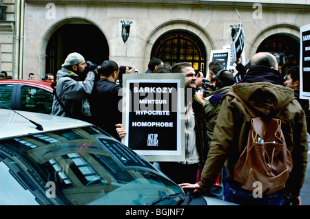 Paris, France - les militants du SIDA d'ACT Up-Paris, qui présentent des signes de protestation contre la parité politique, "Nicolas Sarkozy homophobie, affiche d'action Banque D'Images