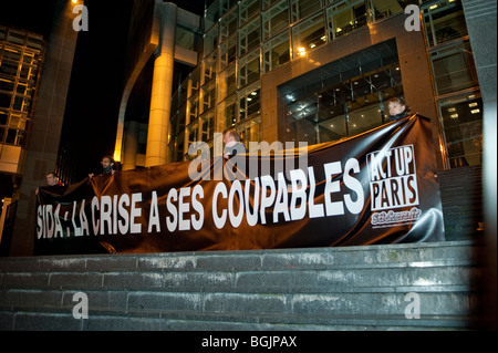 Paris, France, Groupe de militants du SIDA d'ACT Up-Paris protestant contre le SIDA à l'occasion de la Journée mondiale du SIDA de 1 décembre, portant le signe « SIDA/ la crise a sa culpabilité » Banque D'Images