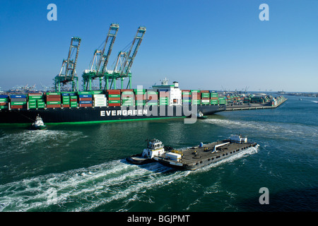 Navire, péniche, et des remorqueurs, le Port de Los Angeles, Californie Banque D'Images