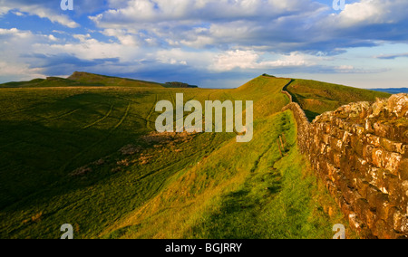 Vue du mur d'Hadrien, ancienne capitale romaine, rester à l'est près de brûler vers Sewingshields Knag Northumberland England UK crags Banque D'Images