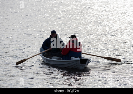 Deux hommes de race blanche adultes dans une barque / skiff , Finlande Banque D'Images