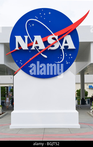 Cape Canaveral en Floride au Centre spatial Kennedy Center entrée principale de la NASA logo géant complexe Banque D'Images