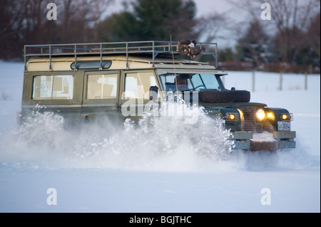 Série 2une Land Rover 109 dans la neige profonde Banque D'Images