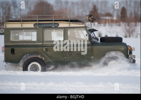 Série 2une Land Rover 109 dans la neige profonde Banque D'Images