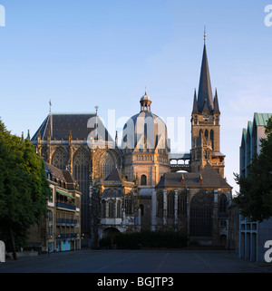 Aix-la-Chapelle, Münster (Pfalzkapelle), Blick von Norden (vom Rathaus) über den Katschhof Banque D'Images