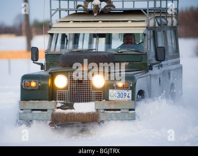 Série 2une Land Rover 109 dans la neige profonde Banque D'Images