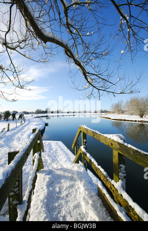 L'Oxfordshire, UK. Une vue d'hiver de la Thames sentier à Swinford, près de Eynsham Witney. Banque D'Images