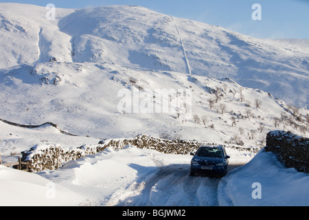 Une voiture abandonnée dans le Lake District sur la Puce, au Royaume-Uni. Banque D'Images