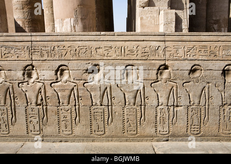 Relief de prisonniers sur le couloir extérieur au mur du Temple de Sobek et Haroeris à Kom Ombo dans la vallée du Nil, de la Haute Égypte Banque D'Images