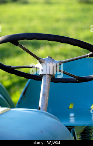 Volant et siège au vieux tracteur agricole Deutz Banque D'Images