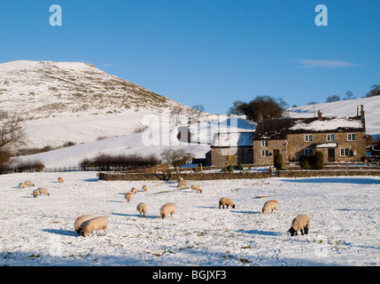 Le Village de Thorpe après les chutes de neige, dans le Derbyshire Peak District England UK Banque D'Images