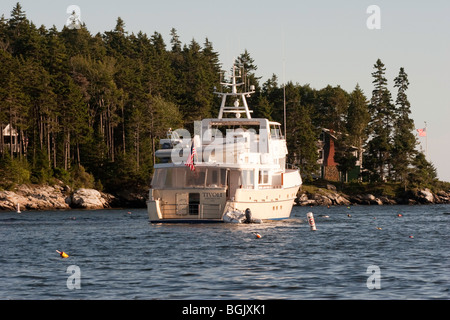 Bateau de Moteur ancré TIVOLI Christmas Cove, Maine, rivière Damariscotta Banque D'Images