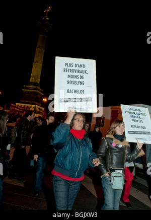 Paris, France, les militants du SIDA de Pink Panthers et d'autres groupes anti-SIDA, protestant contre le SIDA à 1 décembre, "Journée mondiale du SIDA" des femmes portant des signes de protestation Banque D'Images