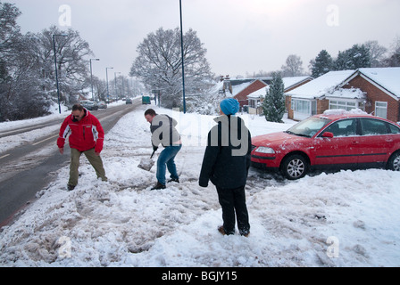 Déblayer la neige de se coincer voiture pour effacer route principale. Une chute de neige importante3 domaine de hampshire janvier 2010 Banque D'Images