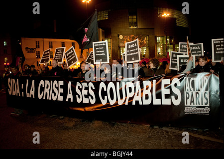 Paris, France, les militants du SIDA d'ACT Up-Paris et d'autres groupes communautaires VIH/SIDA, protestant contre le SIDA au 1er décembre mondial SIDA, affiche de la manifestation Banque D'Images