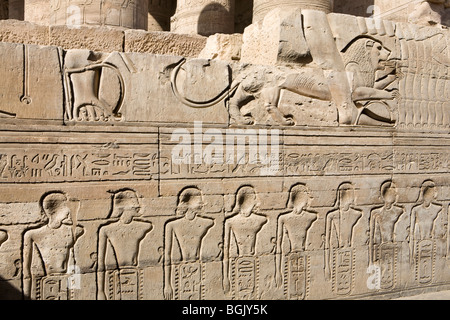 Relief de prisonniers sur le couloir extérieur au mur du Temple de Sobek et Haroeris à Kom Ombo dans la vallée du Nil, de la Haute Égypte Banque D'Images