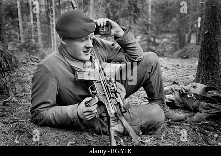 L'écoute de soldat suédois appelé jeu de soccer lors des manoeuvres de 1988. K3 Karlsborg, Bataillon de Rangers, en Suède. Banque D'Images