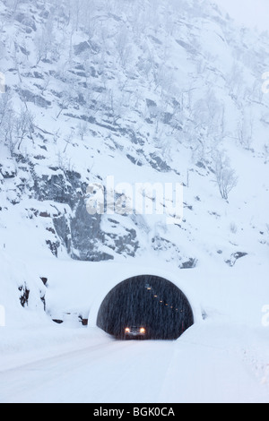 Tunnel routier sur une route d'hiver de neige dans le Nord de la Norvège. La route E10, route principale à îles Lofoten Banque D'Images