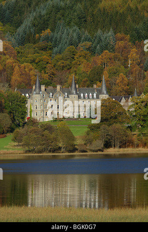 Tigh Mor Holiday Homes, anciennement Trossachs Hotel, sur le Loch Achray en automne, Loch Lomond et Parc national de Trossachs, Stirling, Écosse, Royaume-Uni Banque D'Images