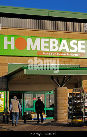 Les clients entrant dans un magasin homebase Banque D'Images