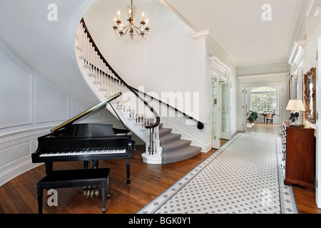 Dans un hall d'accueil traditionnel avec escalier incurvé Banque D'Images